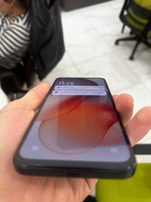 Redmi 12 , qiz bola tutgan