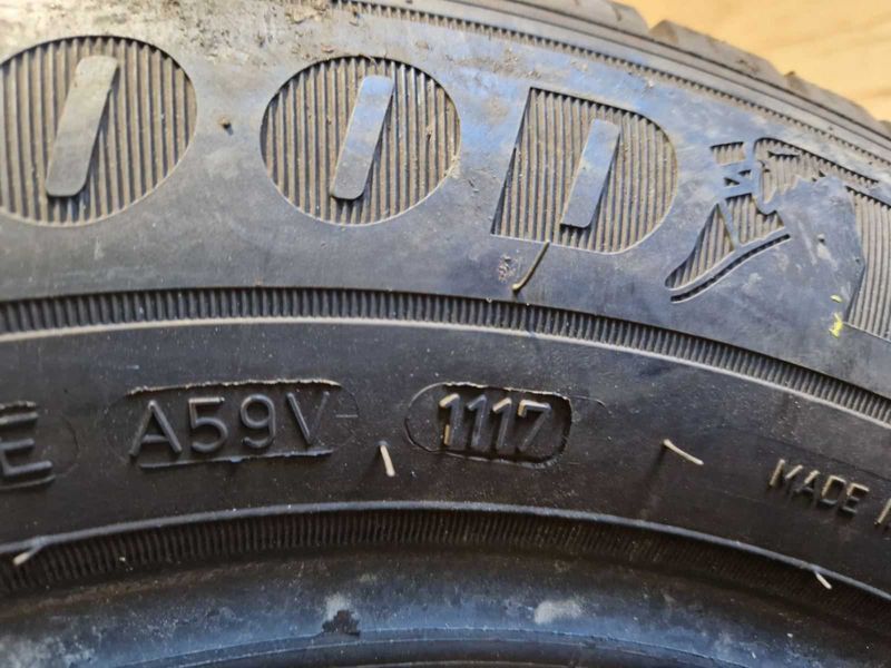 2 Goodyear R15C 205/65
летни бусови гуми DOT1117