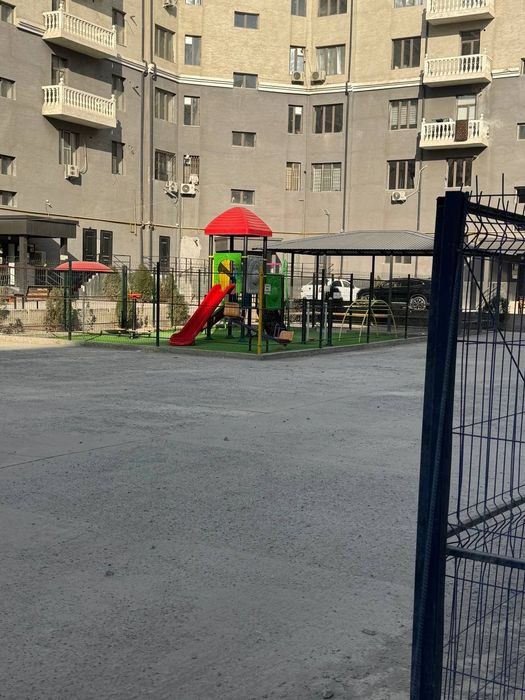 Raysentr bozori yonida 2 xonali kvartira 60²