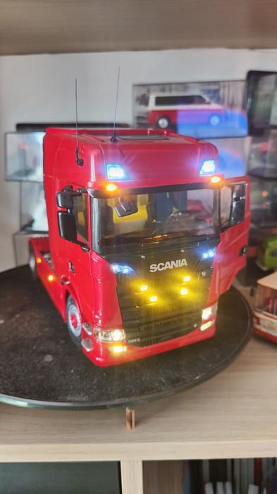 Macheta cap tractor tir Scania S770 1/24 cu lumini funcționale