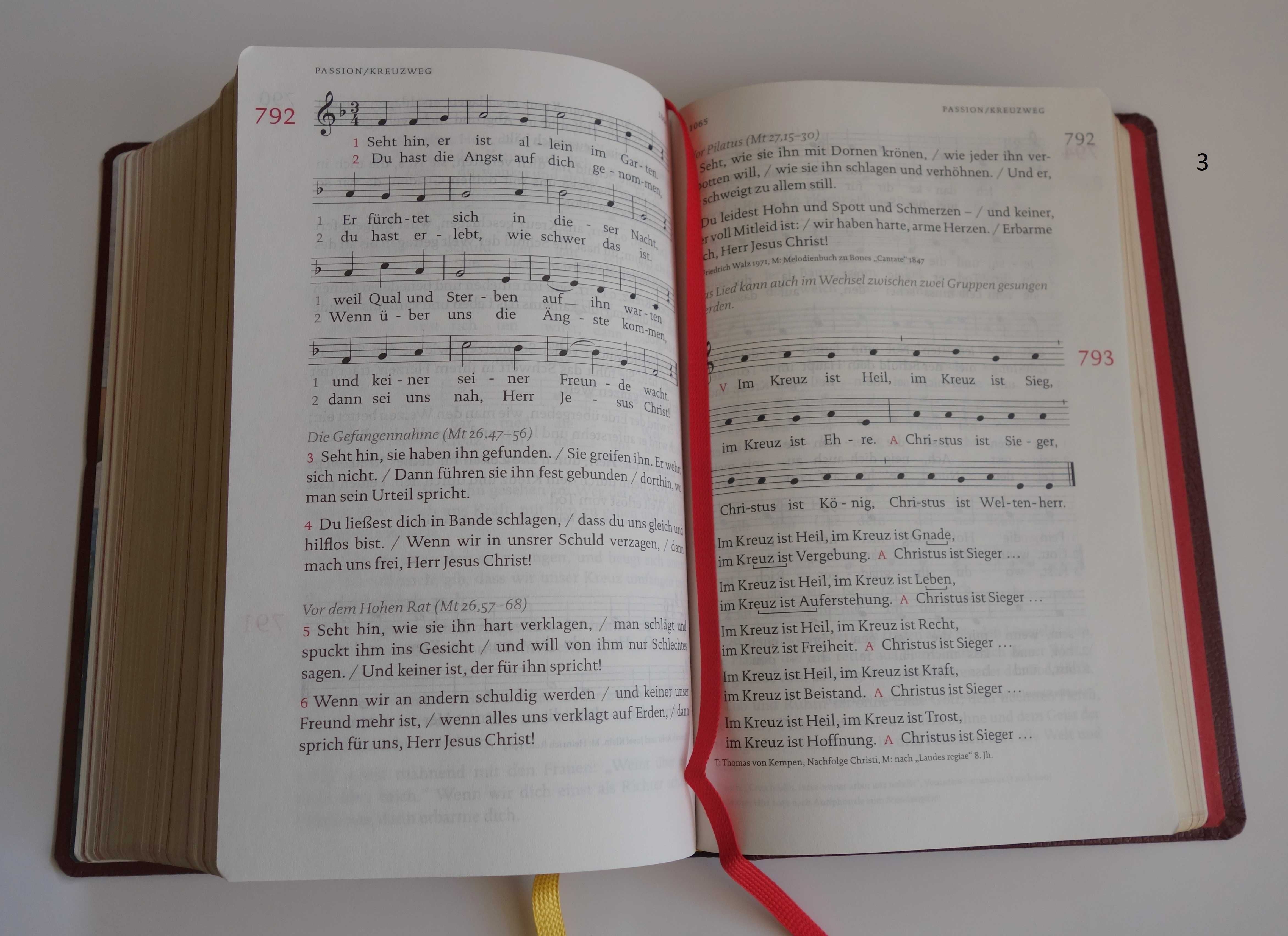 Три книги с химни на немски език