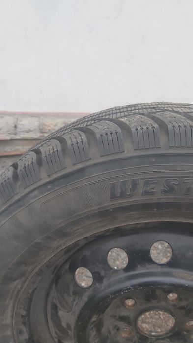 Шины  с шипами в хорошем состоянии
