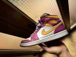 Jordan 1 mid 45 .
