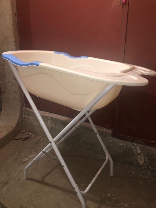 Cadita  cu suport si cu scurgere pentru bebelusi