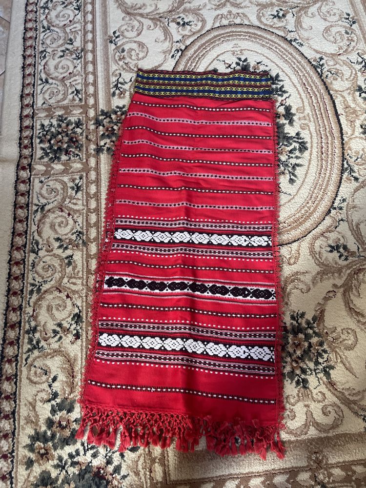 Poale , catrinte   tesute ,costum  popular