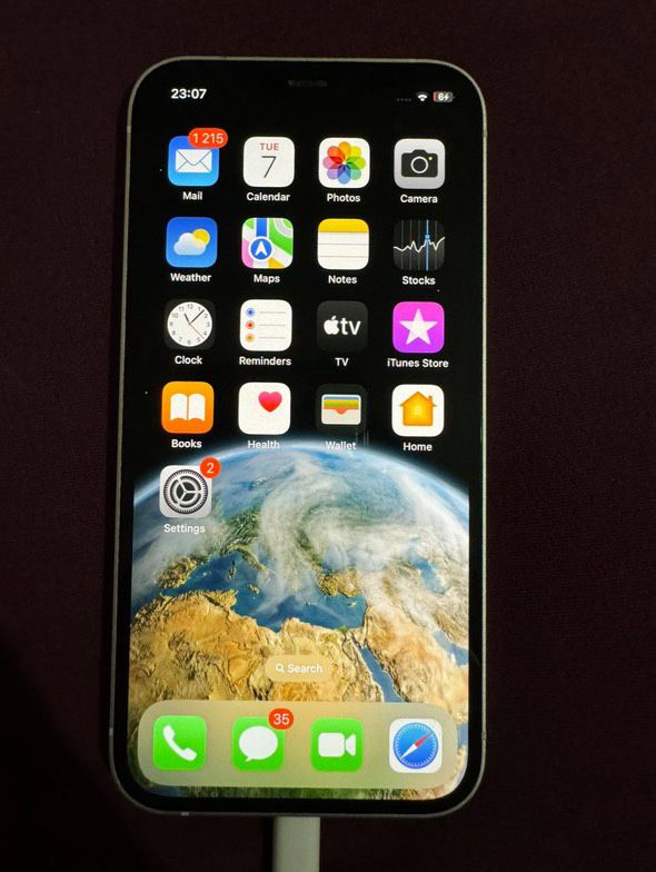 Телефон iPhone 12