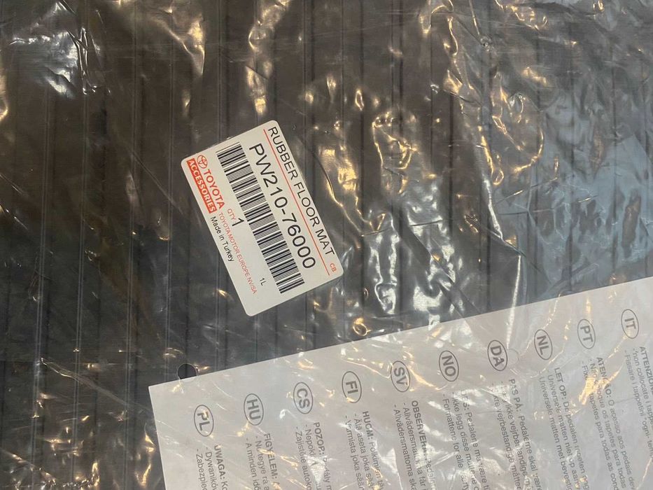 Нови, неизплзвани 4 броя стелки за автомобил Lexus UX250h