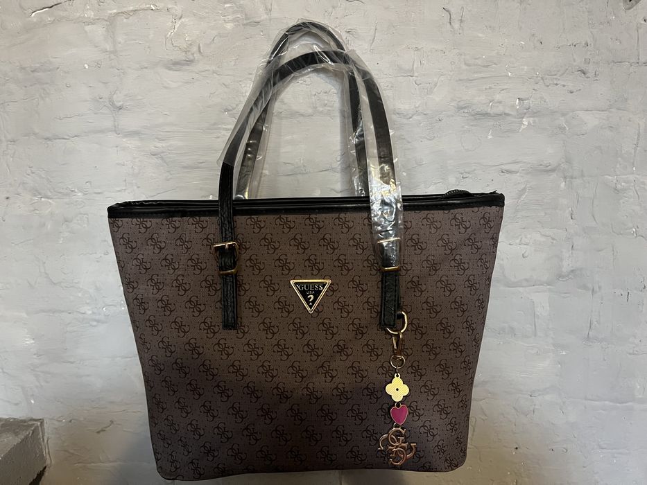 Големи дамски чанти Guess