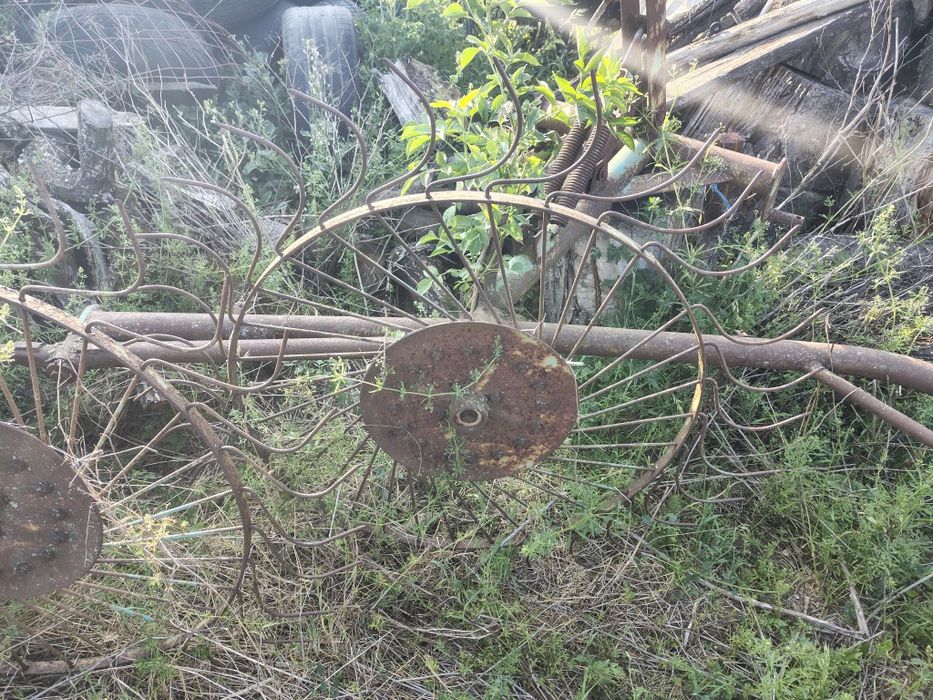 Greblă de fân cu 4 sori complet echipată