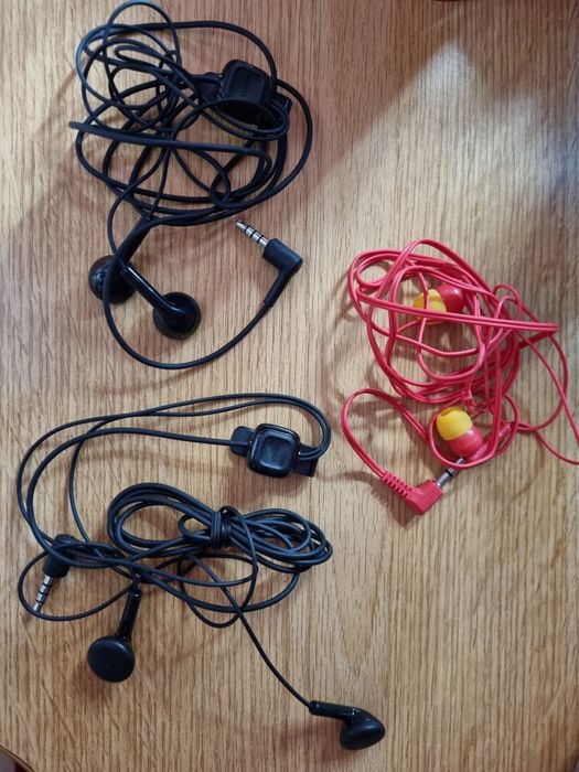 Vand accesorii vechi de telefoane