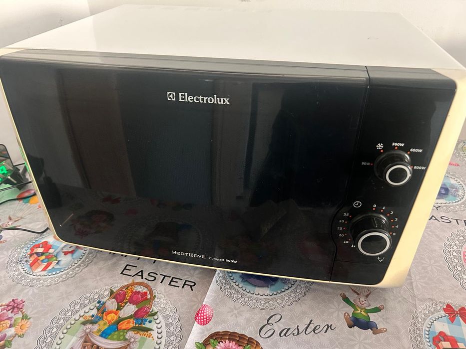Vând microunde Electrolux