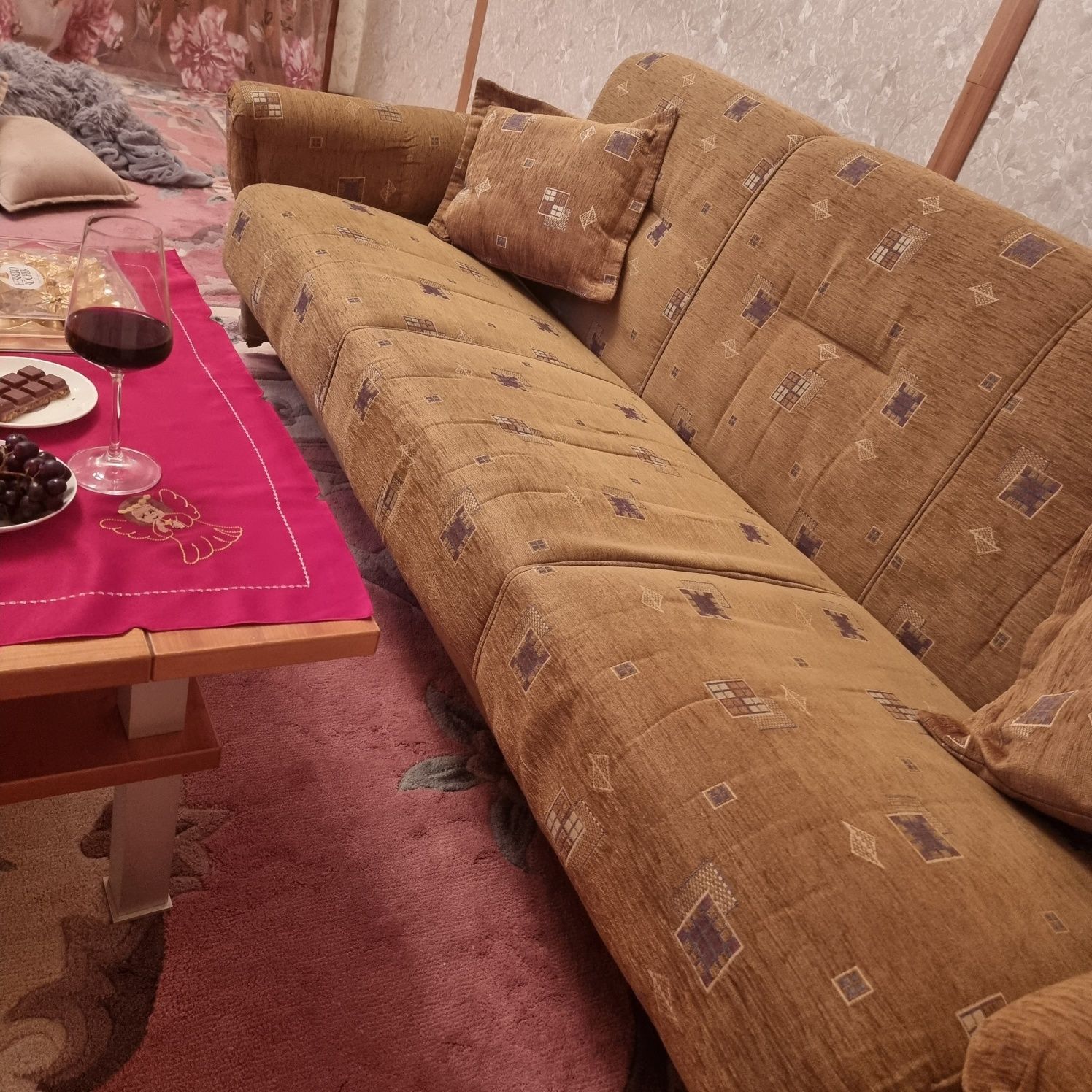 Продается диван в отличном состоянии