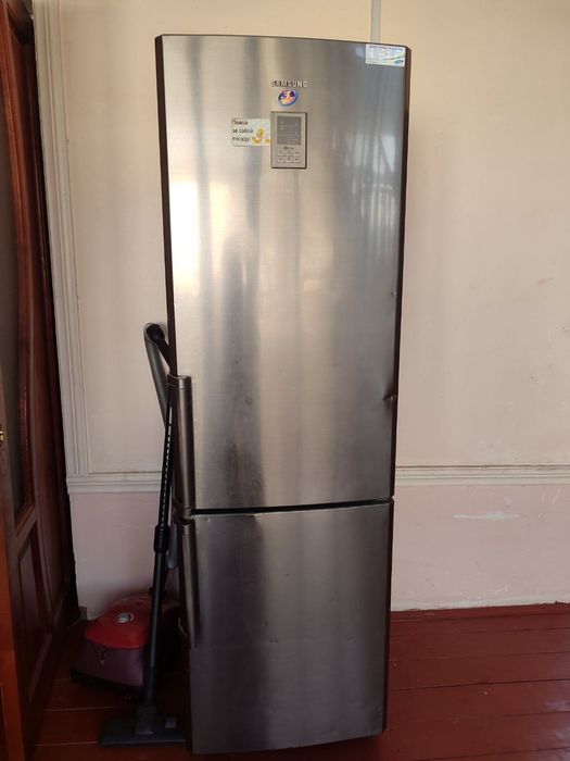 Холодильник сотилади срочно