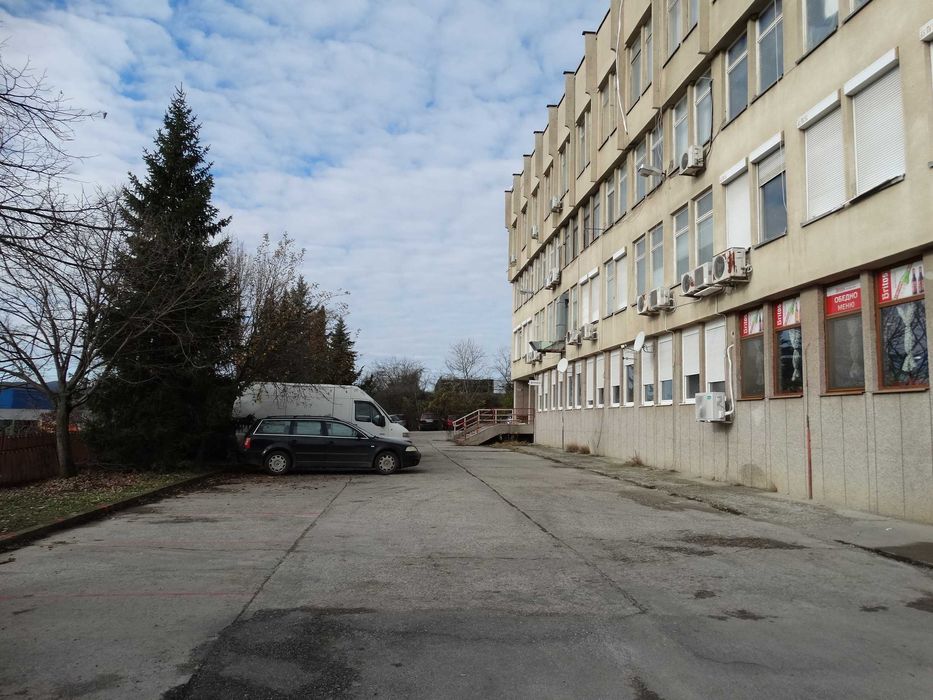 Просторен офис с много добра локация и цена от 600 Евро за кв.м..