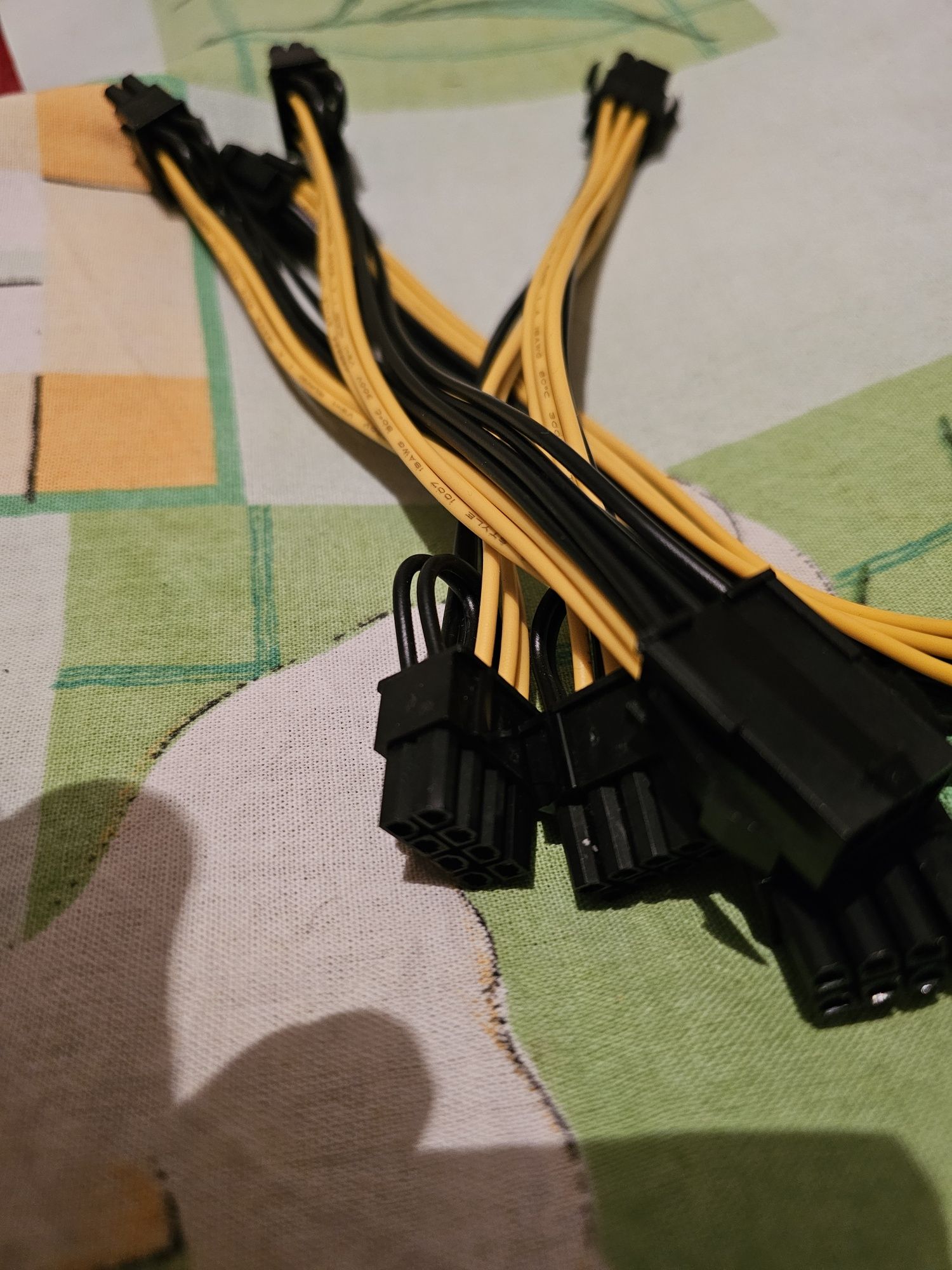 PCI Express power 6 pin женско > 2 x 8 pin