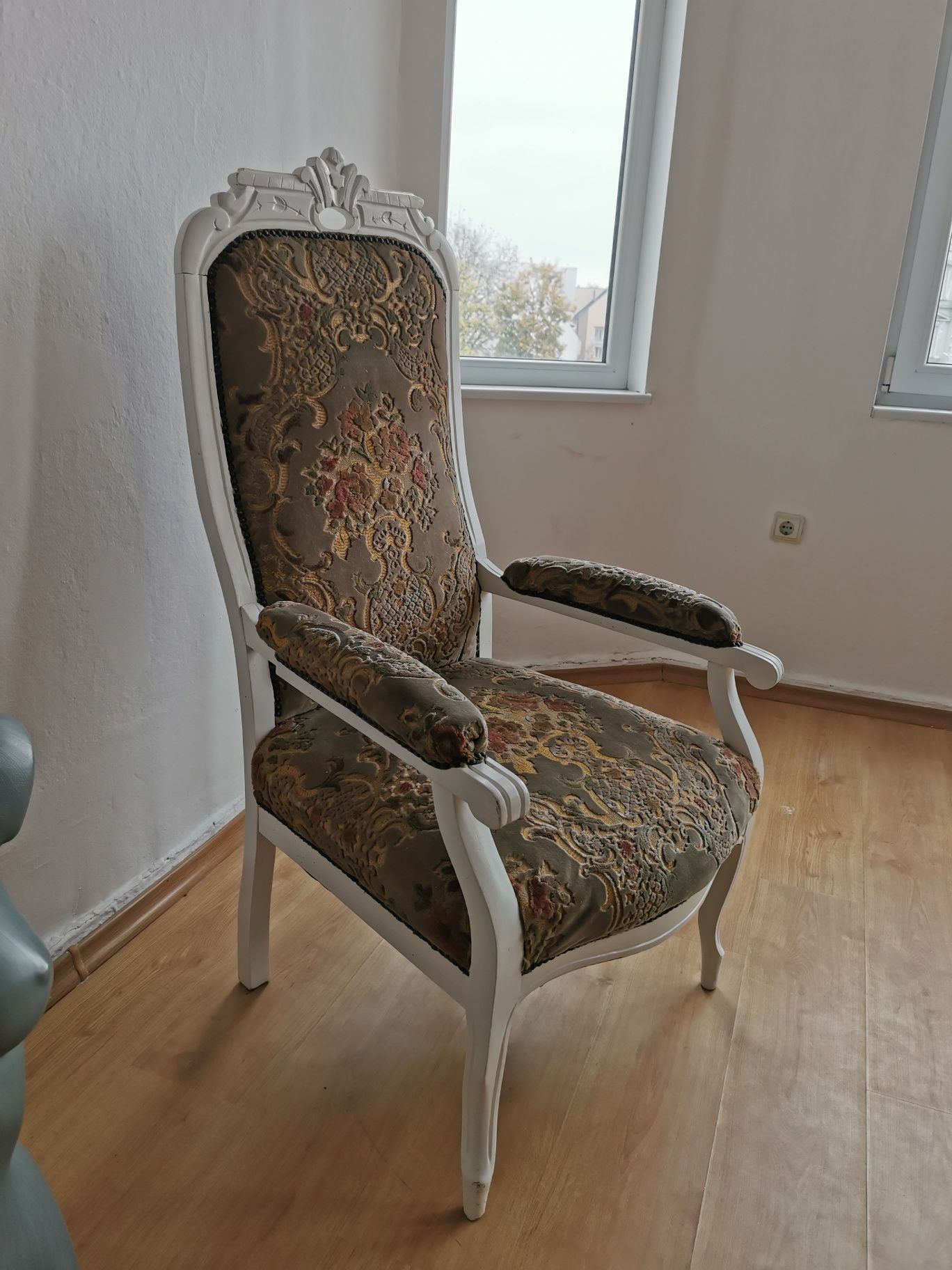 Реновиран стол, кресло