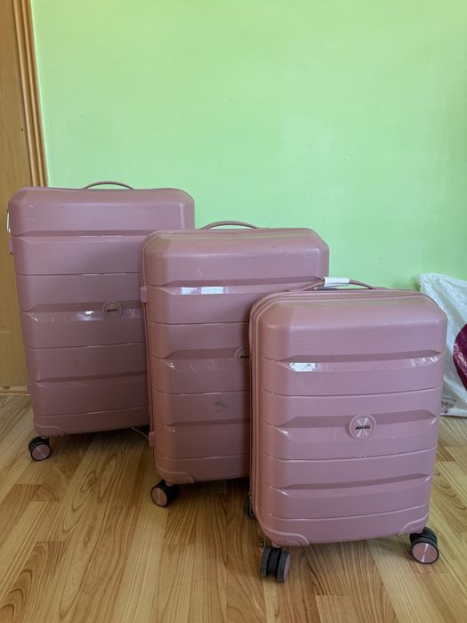 Продам чемоданы в очень хорошем состоянии