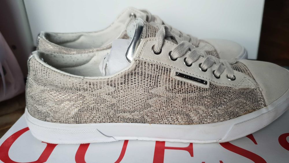 Сникърси Guess в актуална шарка