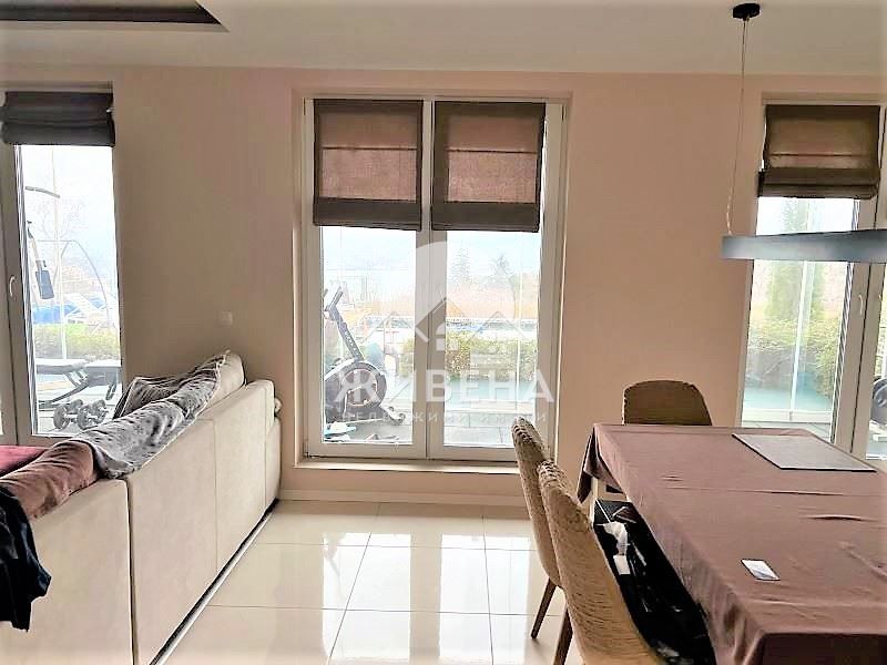 Продавам 4-стаен апартамент, кв. Аспарухово, площ 124 кв.м, с паркинг