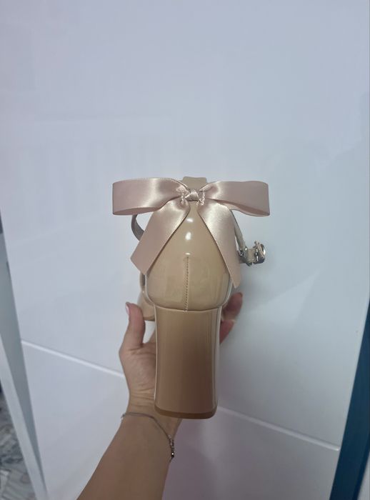 Елегантни сандали на ток