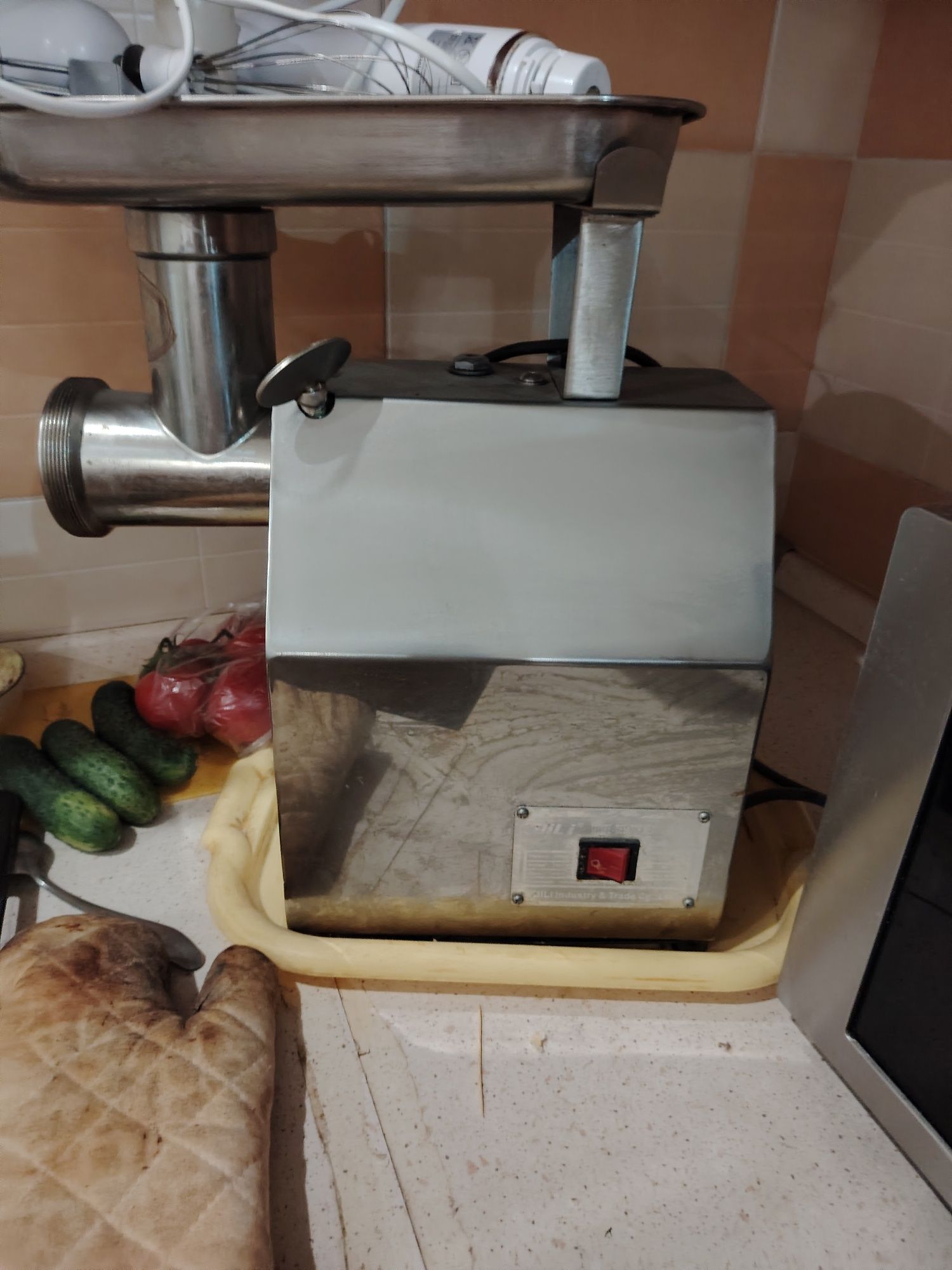 Продам срочно мясорубку
