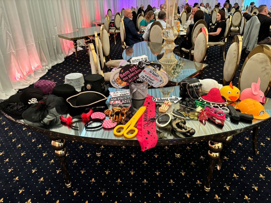 Ofer servicii oglinda magica/photobooth/platforma video 360/fum greu