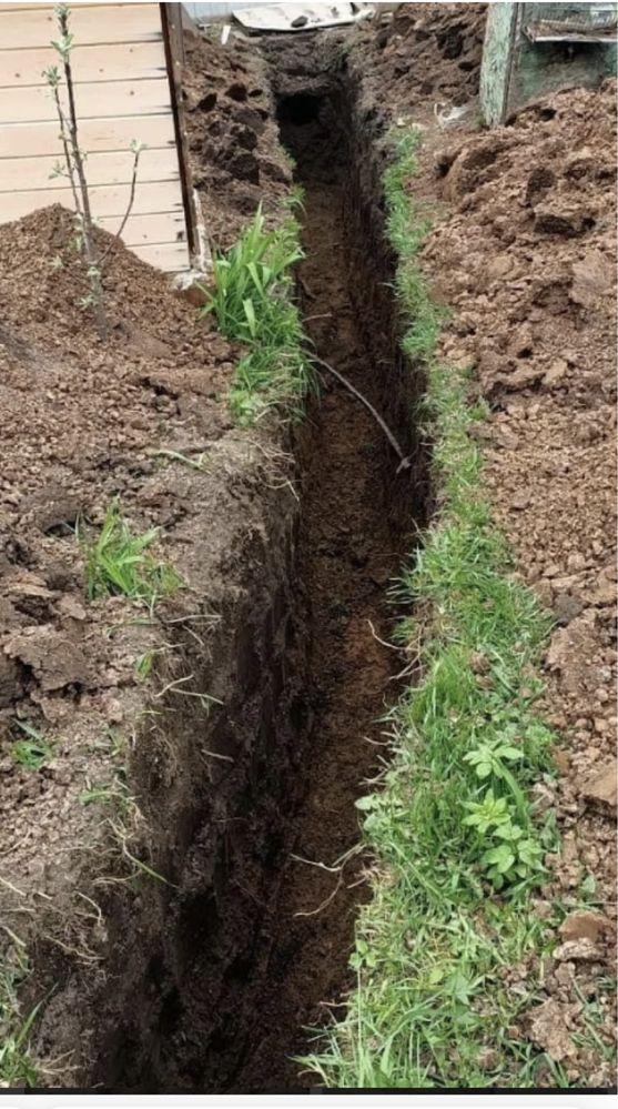 Копаем траншеи под водапровод и под кабель