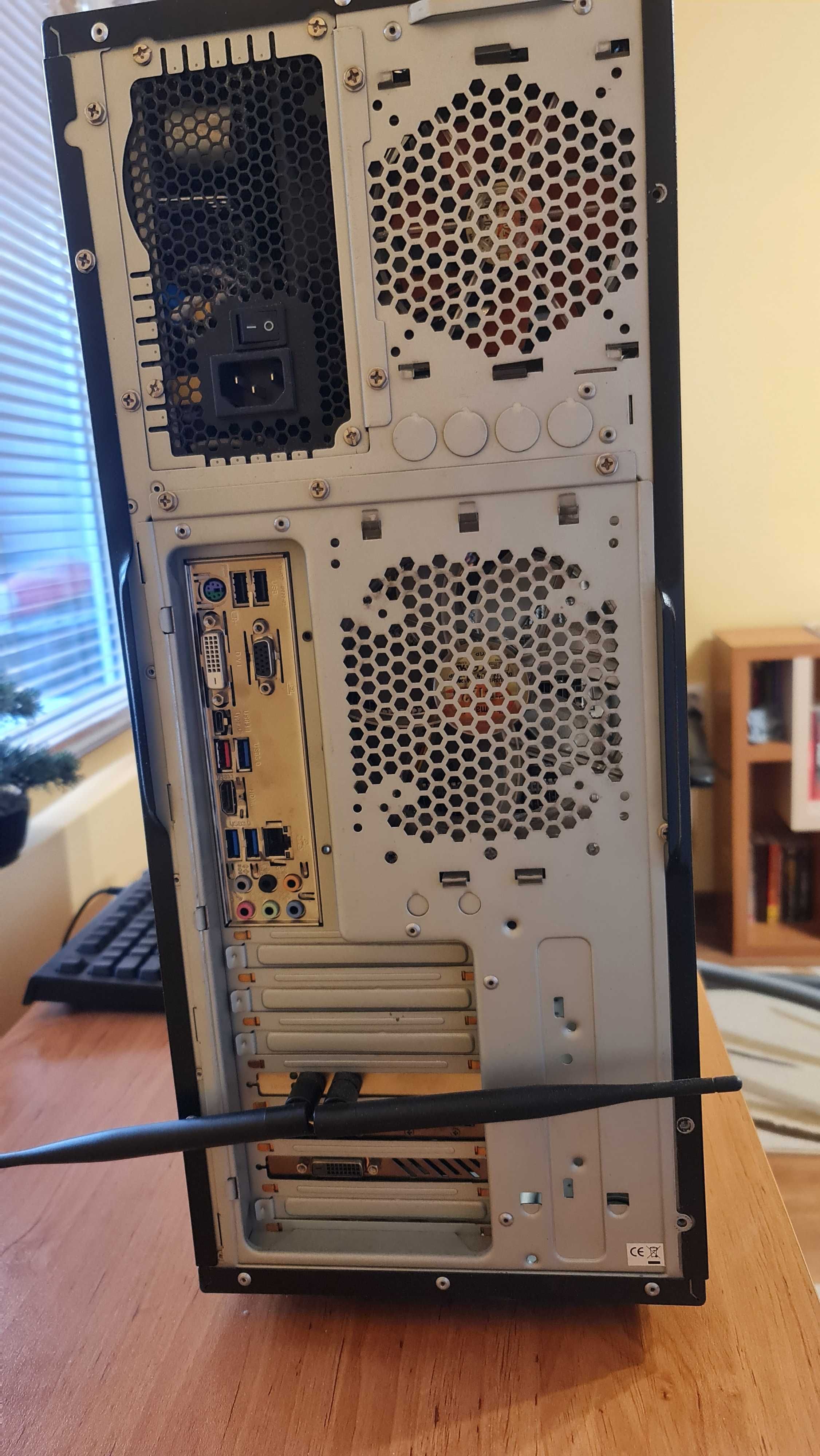 Продава се настолен компютър + 27" монитор ASUS