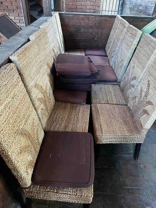 масивни дървени столове  и дървени маси