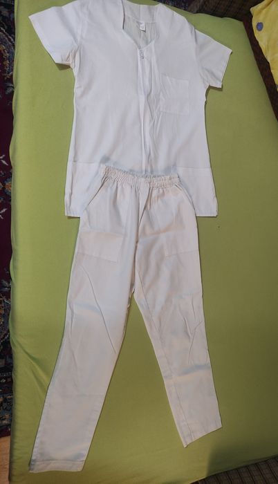 Vând costume medicale  damă