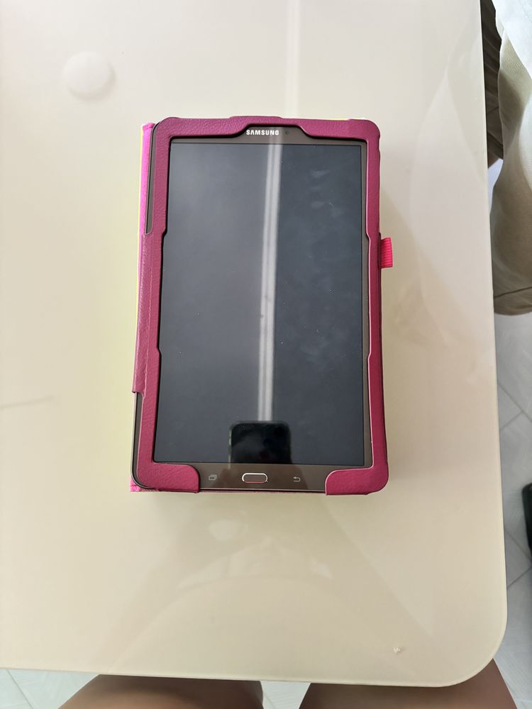 Продаю планшет Samsung Galaxy tab E в хорошем состоянии использовали 2