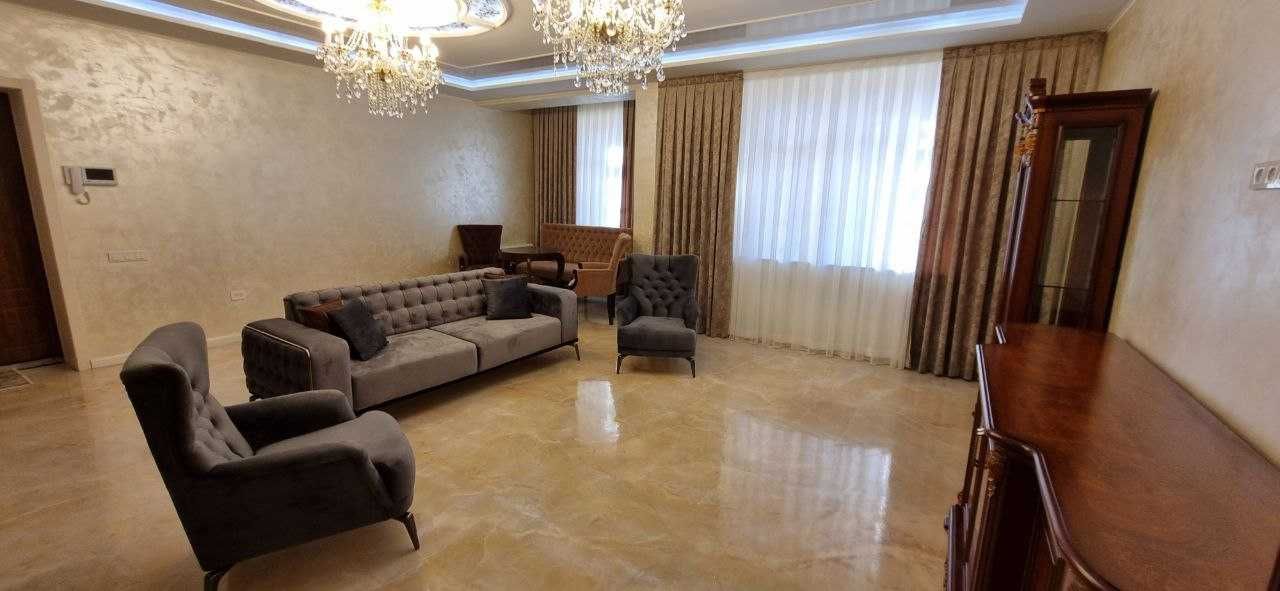 ЦЕНТР, Голден Хауз, 184 кв.м. , 2 уровня, обстановка. Недорого