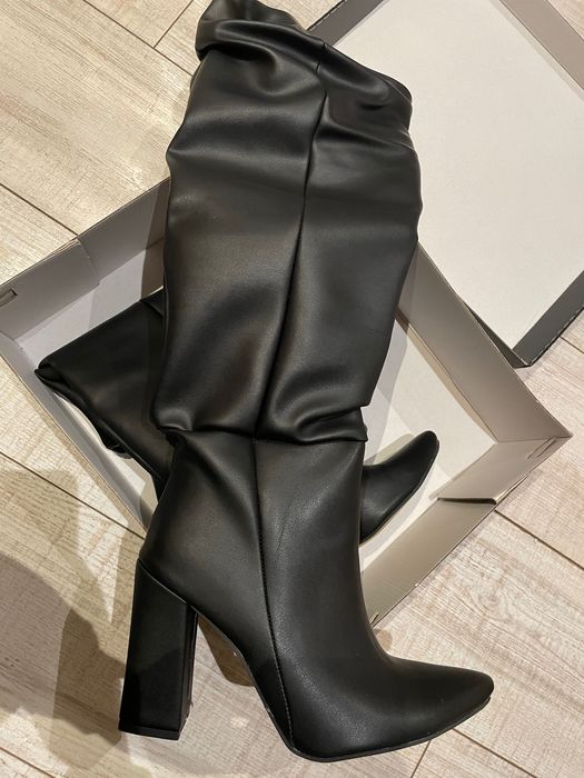 Чисто нови ботуши на висок ток