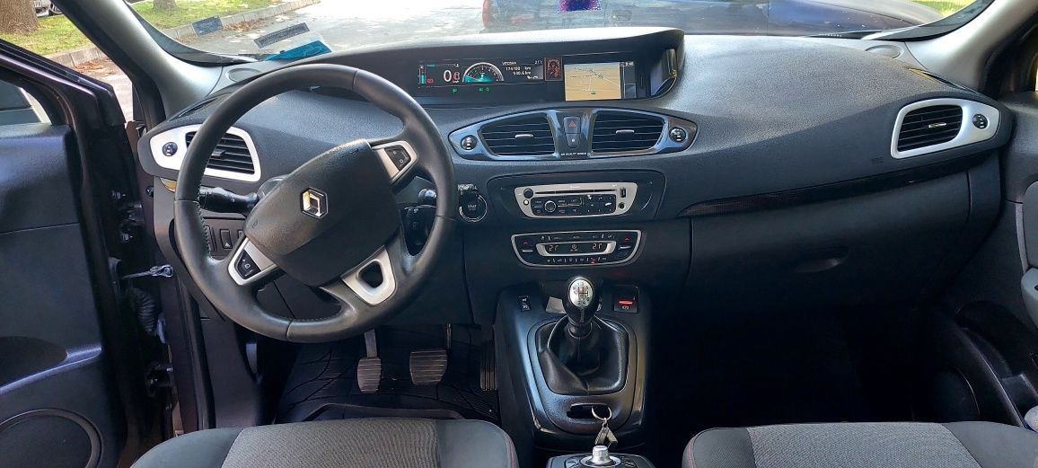 Продавам renault scenic 3       .2012 година