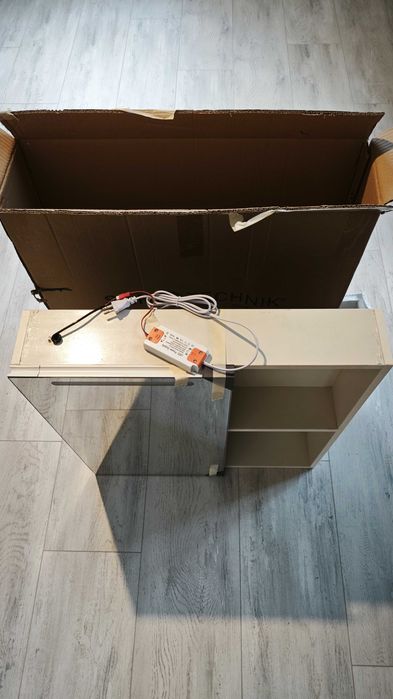 Продавам горен шкаф за мивка за баня