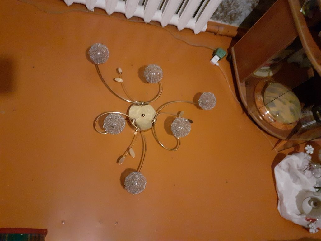 Продас люстру в спальню