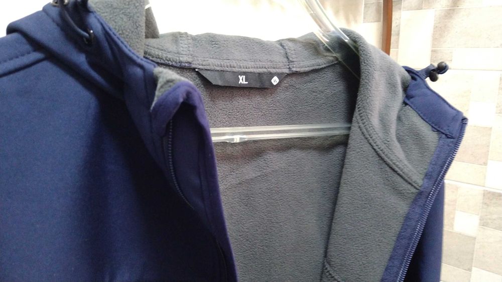 Дамско спортно яке пролет-есен с вталяваща кройка.