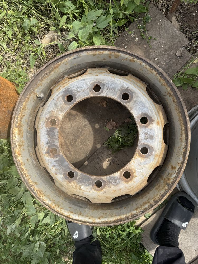 Диск 225 стальной,11.75 б/у ,на запаску грузового авто либо прицеп.