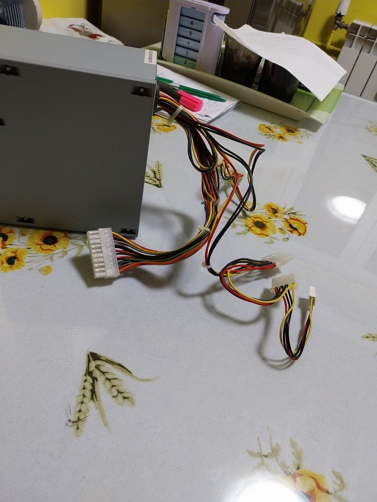 Schimb cu radio portabil  Sursa  calculator 400w Nou , nout  - 60 lei