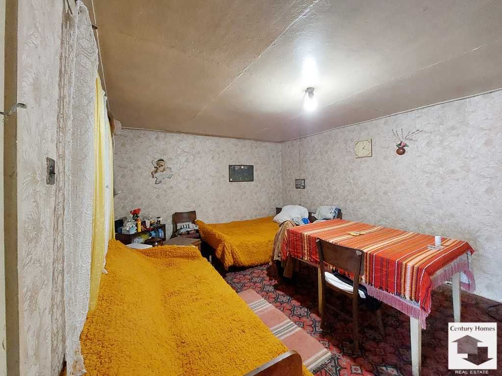 145285 Двуетажна къща с голям и равен двор в  село Куцина