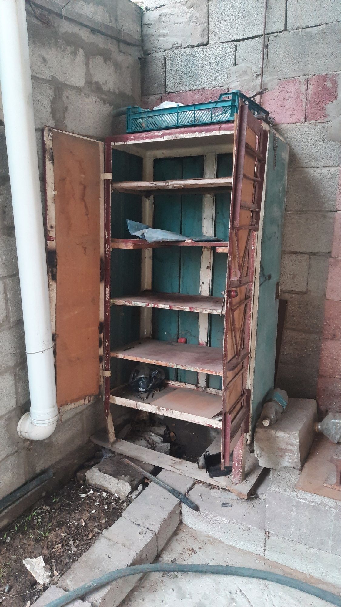 Железный шкаф для хранения инструментов