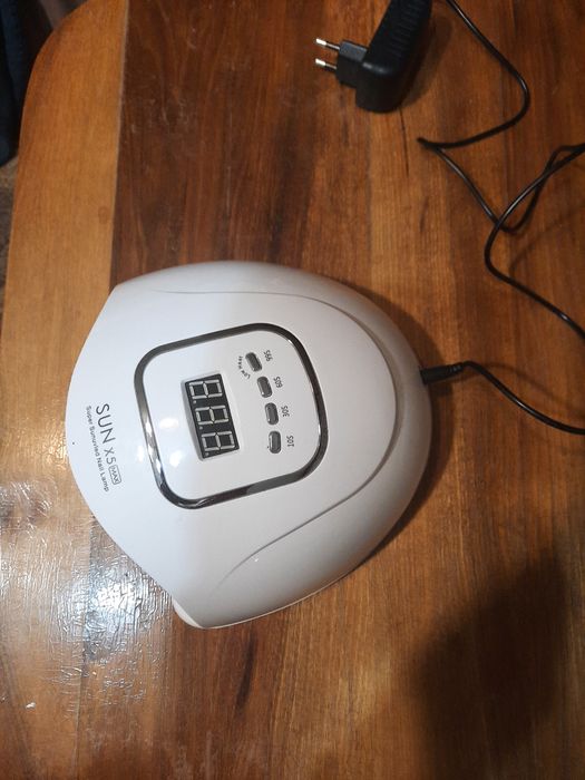 Продавам нова  ел. лампа за маникюр