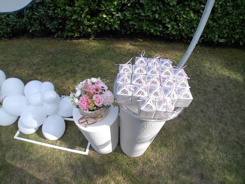 Украса арка с балони и цветя