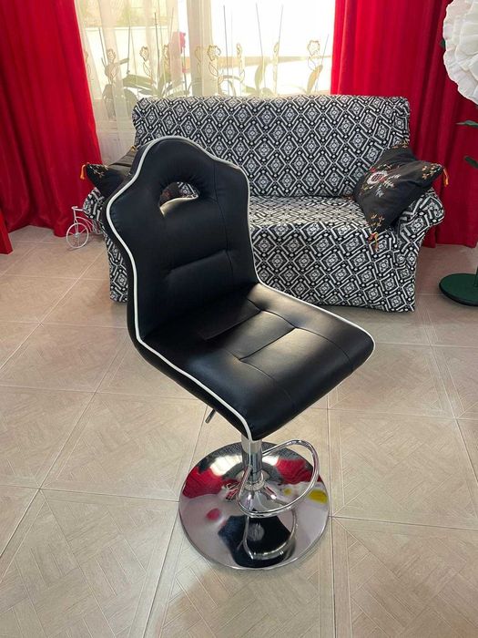 Vând scaun modern, tip bar/bucătărie, cu design elegant.