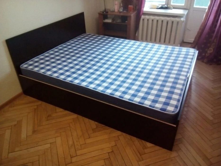 Кровать с матрасом