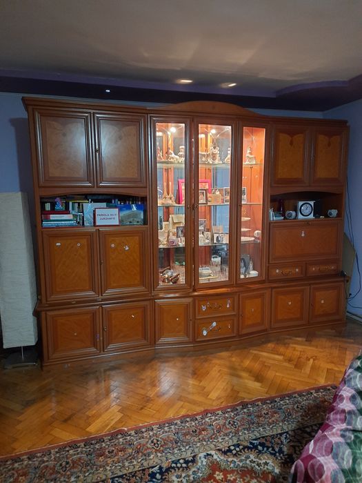 Vand vitrina din lemn masiv calitate excepțională.