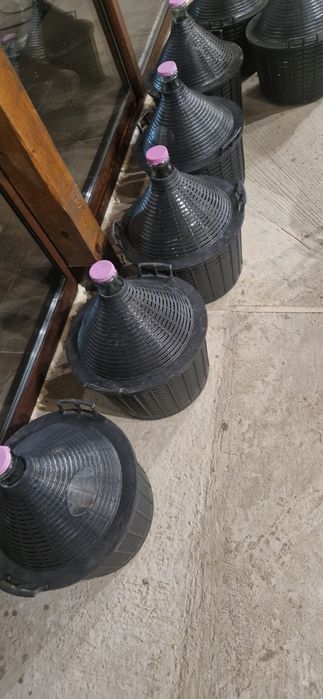 Продавам  Дамаджани 25 л