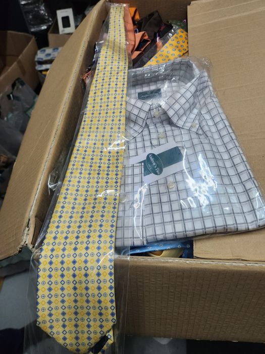 Vând cămașa și cravată și curea piele stoc 1500 buc