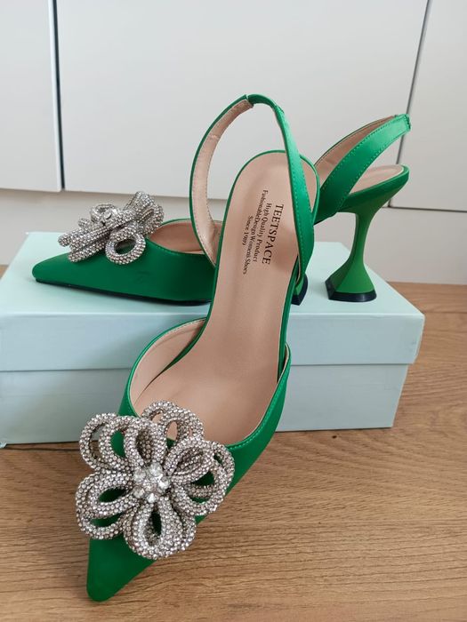 Продам изумрудные туфли
Каблук 8 см, удобные.
Покупала за