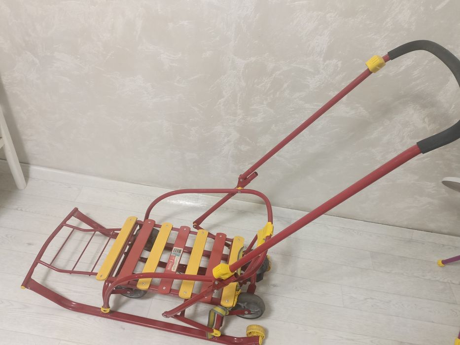 Продам санки красного цвета